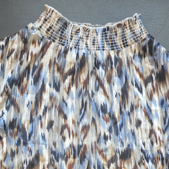 New Sleeveless Patterned Blouse - Picture 3 of 4